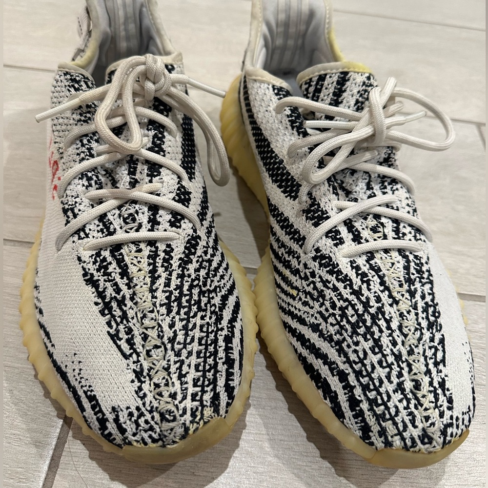 adidas Yeezy Boost 350 V2
Zebra 
size 10.5